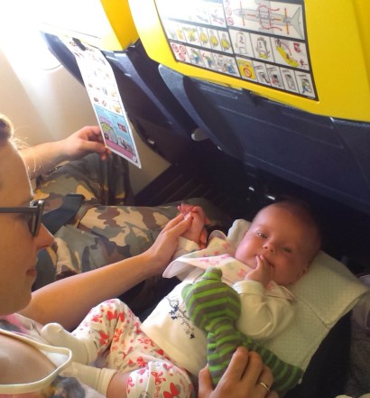 Niemowlak podczas podróży samolotem Ryanair