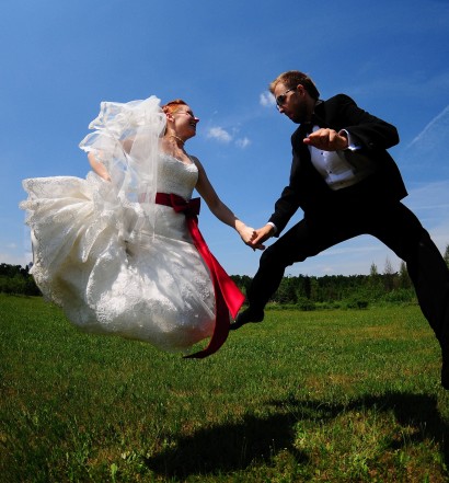 Młoda para skacze w górę