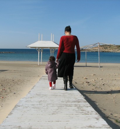 mama z córką idą na plażę