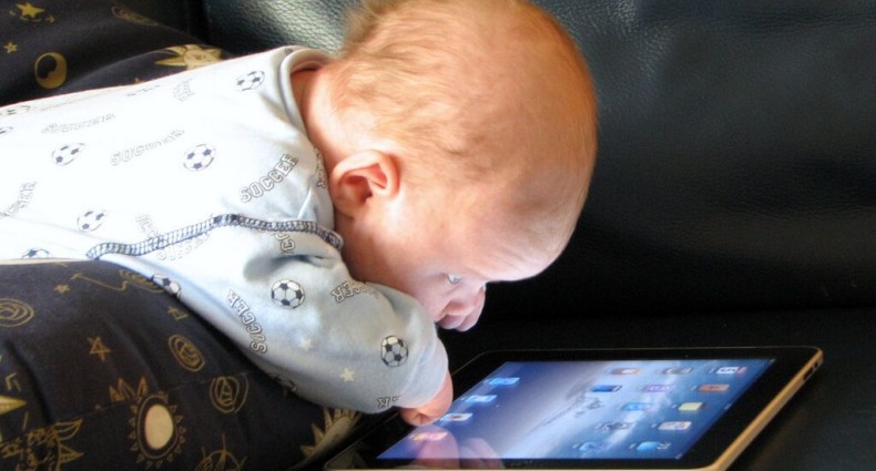 niemowlak patrzy na tablet