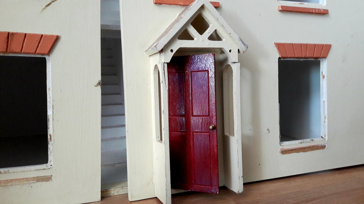 drewniany domek dla lalek