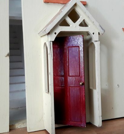 drewniany domek dla lalek