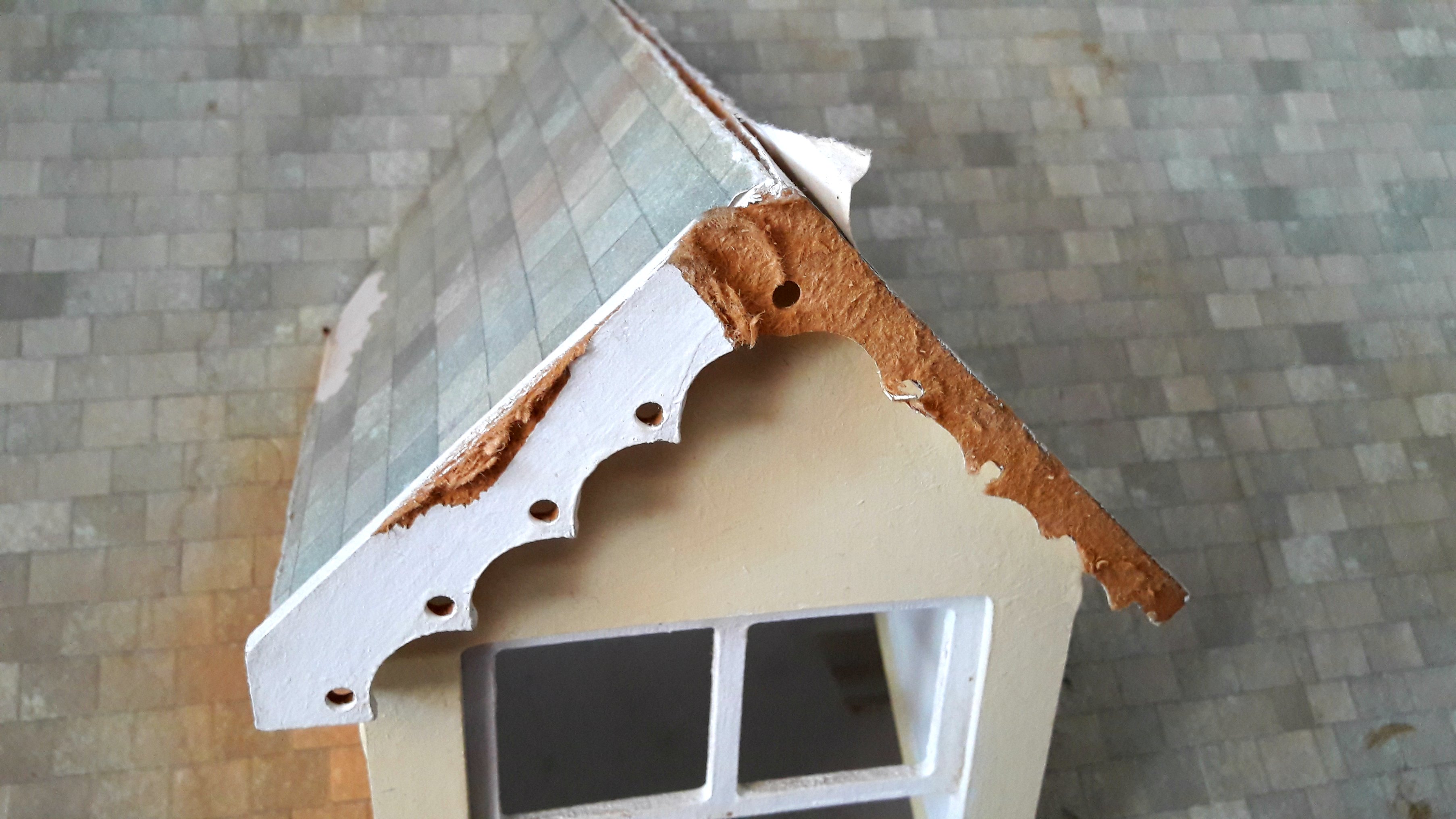 drewniany domek dla lalek 