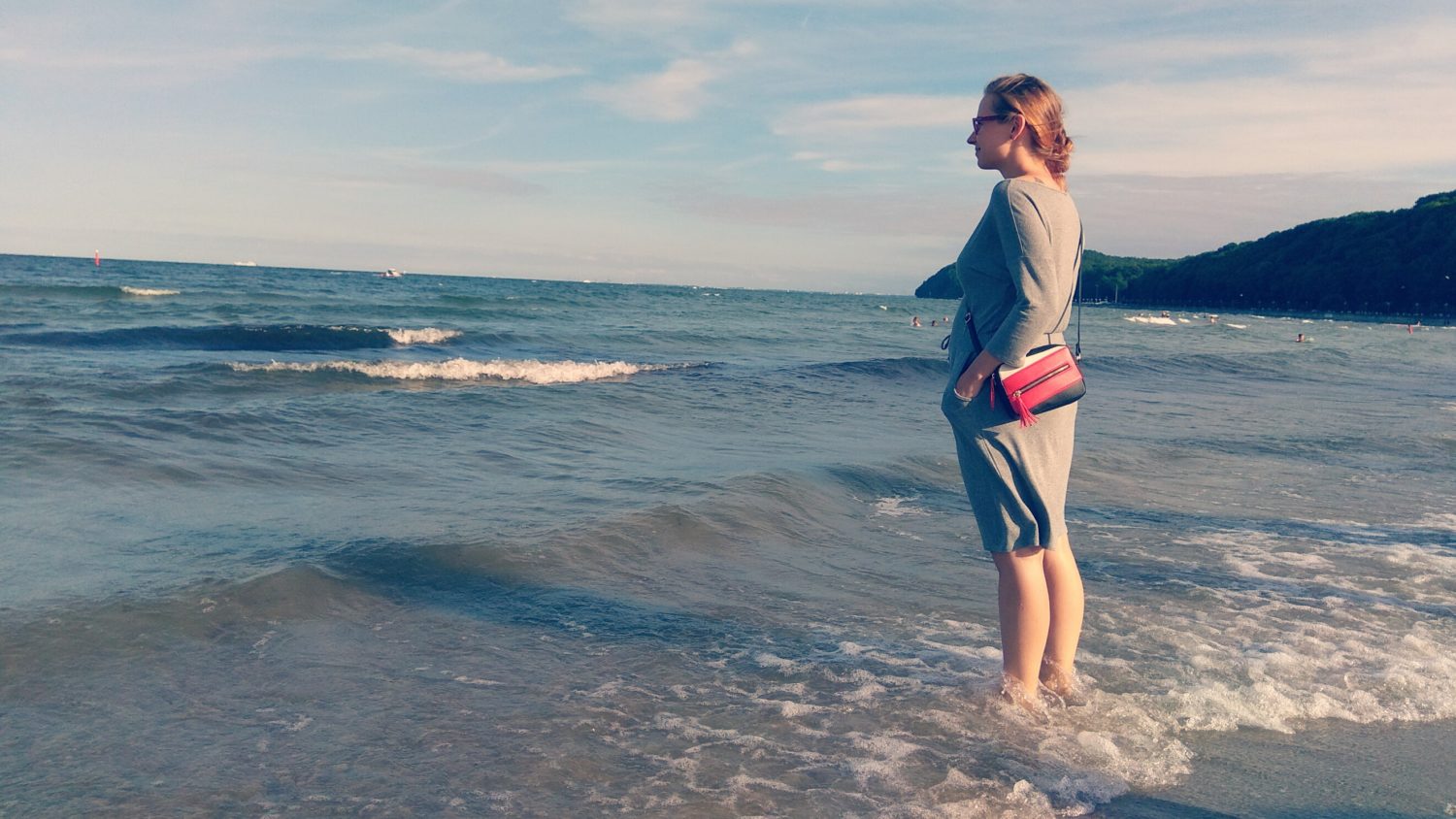 Mama stojąca w morzu