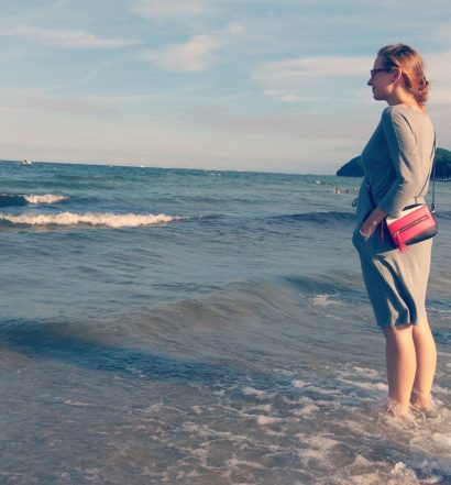 Mama stojąca w morzu