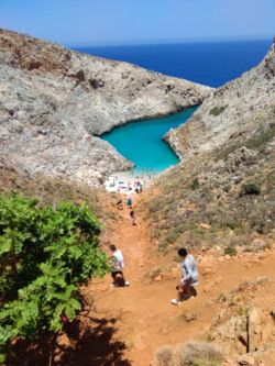 kreta z małym dzieckiem - zejście do plaży seitan limania na Krecie
