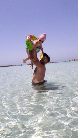 z dzieckiem na plaży Elafonisi